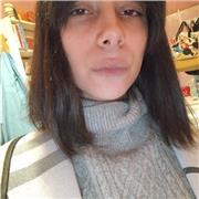 Studentessa di italiano impartisce lezioni per studenti con debito e italiano per stranieri